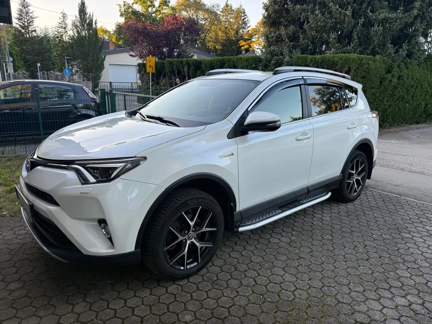 Toyota RAV 4 2.5 4x2 Hybrid Edition S+ Weiß - 1