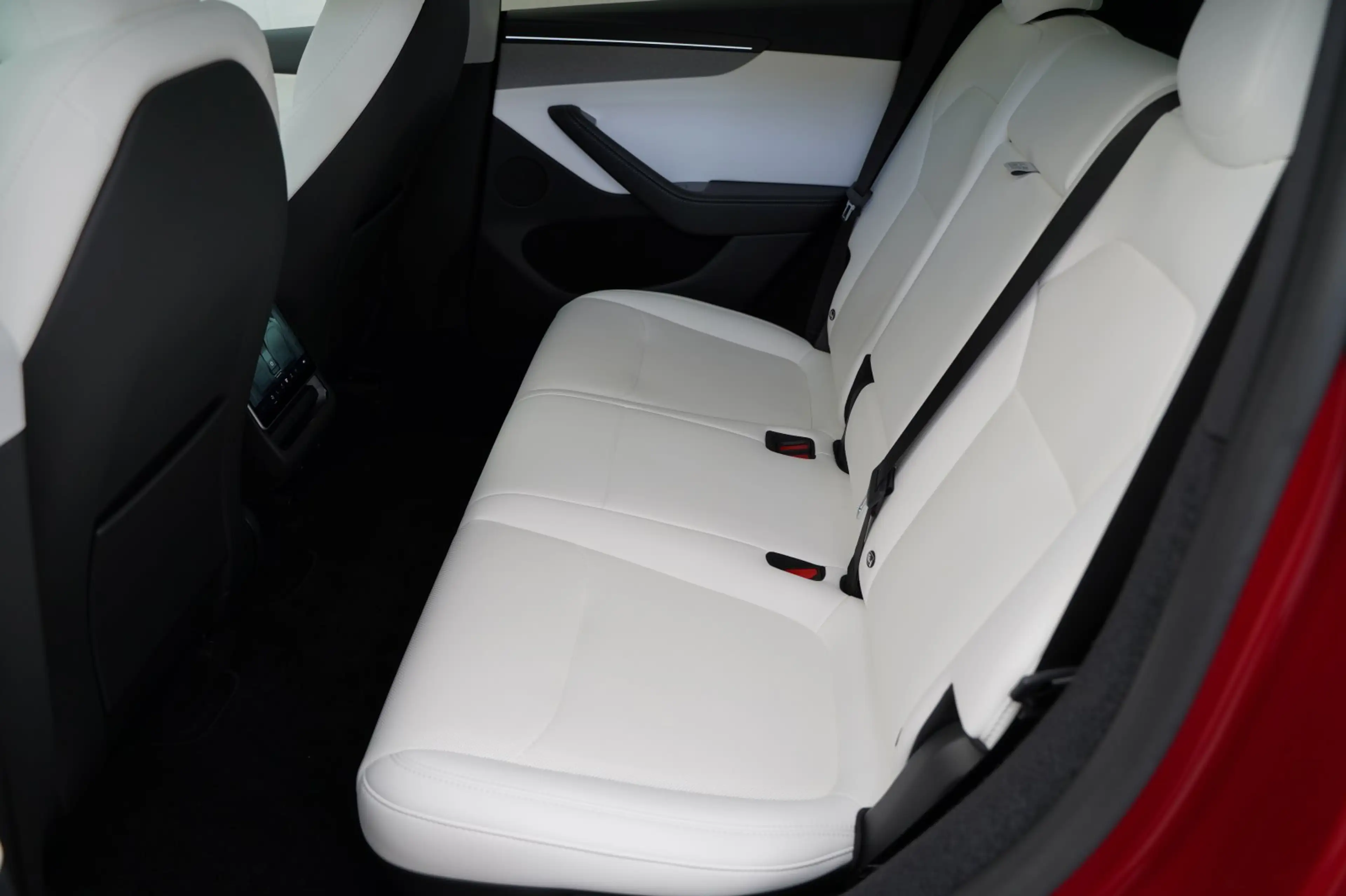 Tesla Model Y Hinterradantrieb Premium *innen weiß* — photo 9