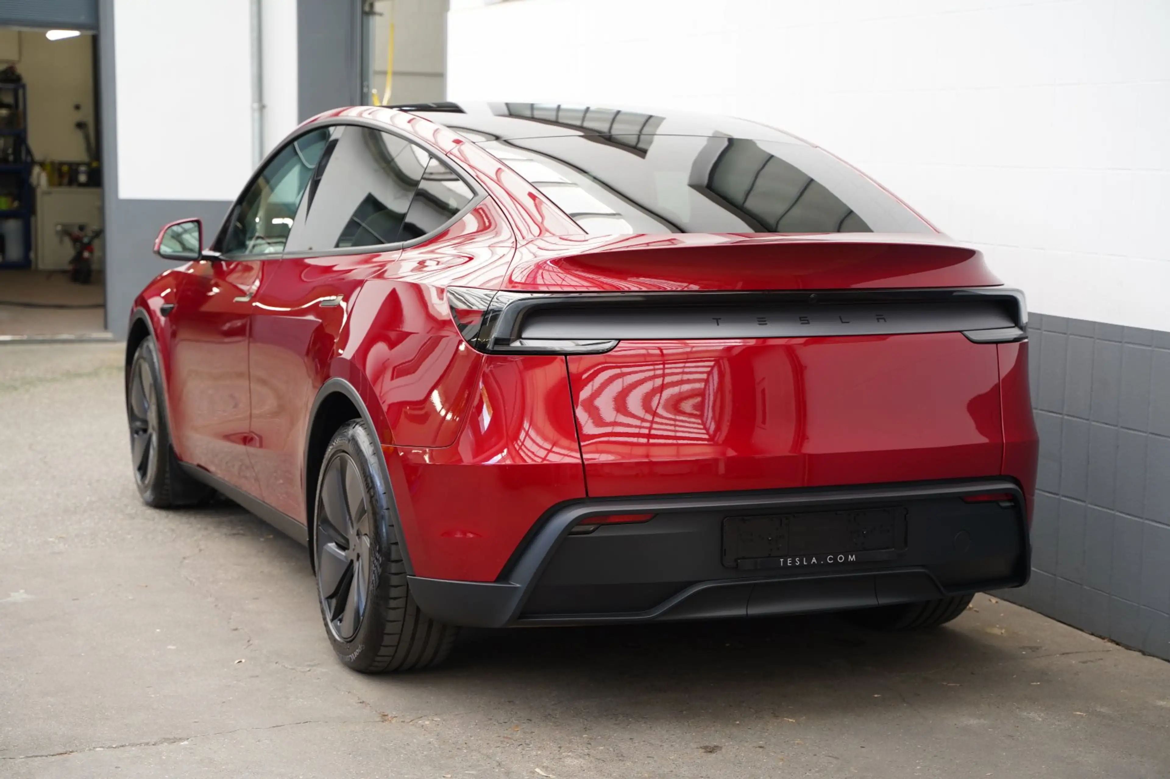 Tesla Model Y Hinterradantrieb Premium *innen weiß* — photo 7