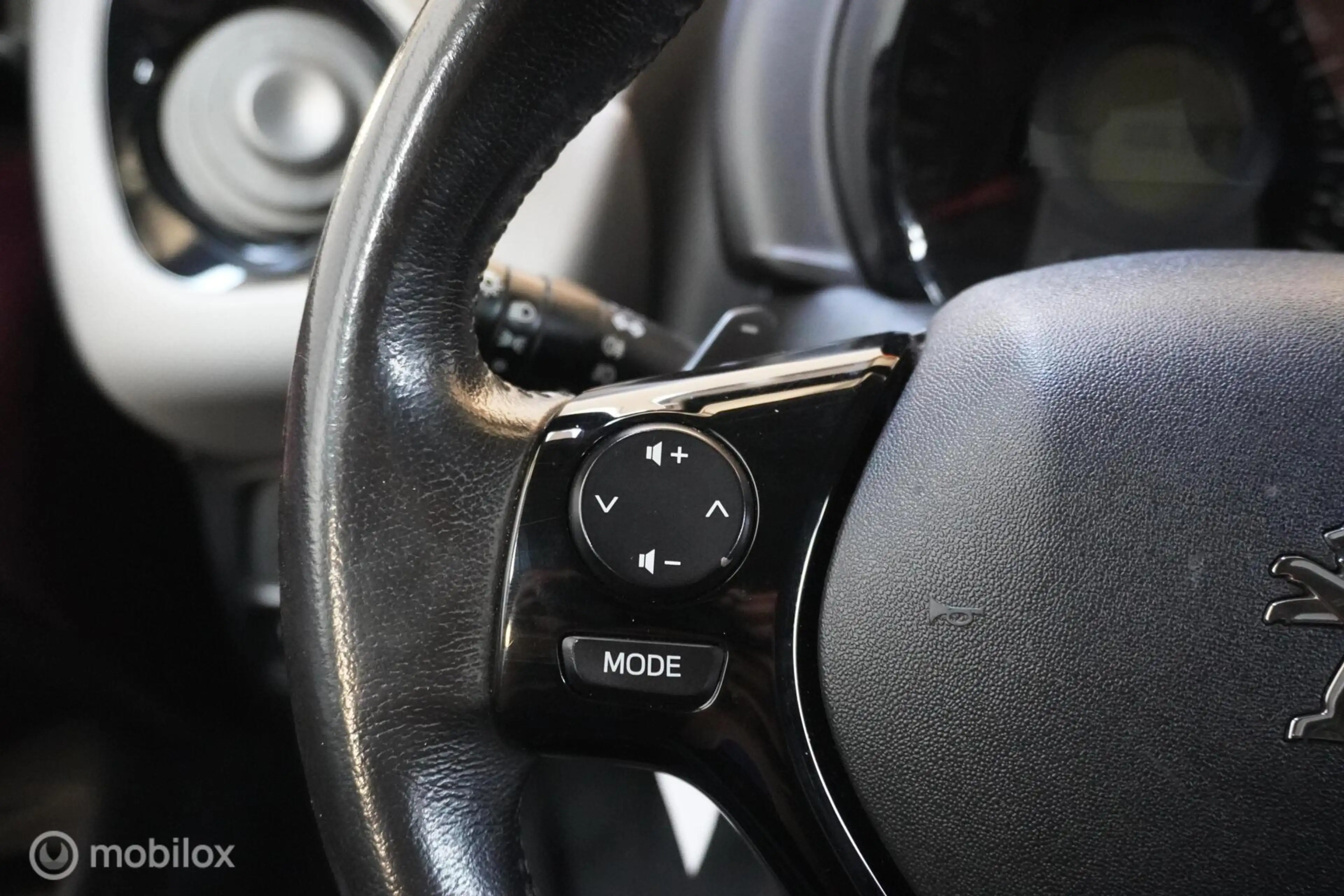 Peugeot 108 1.0 e-VTi Allure — photo 12