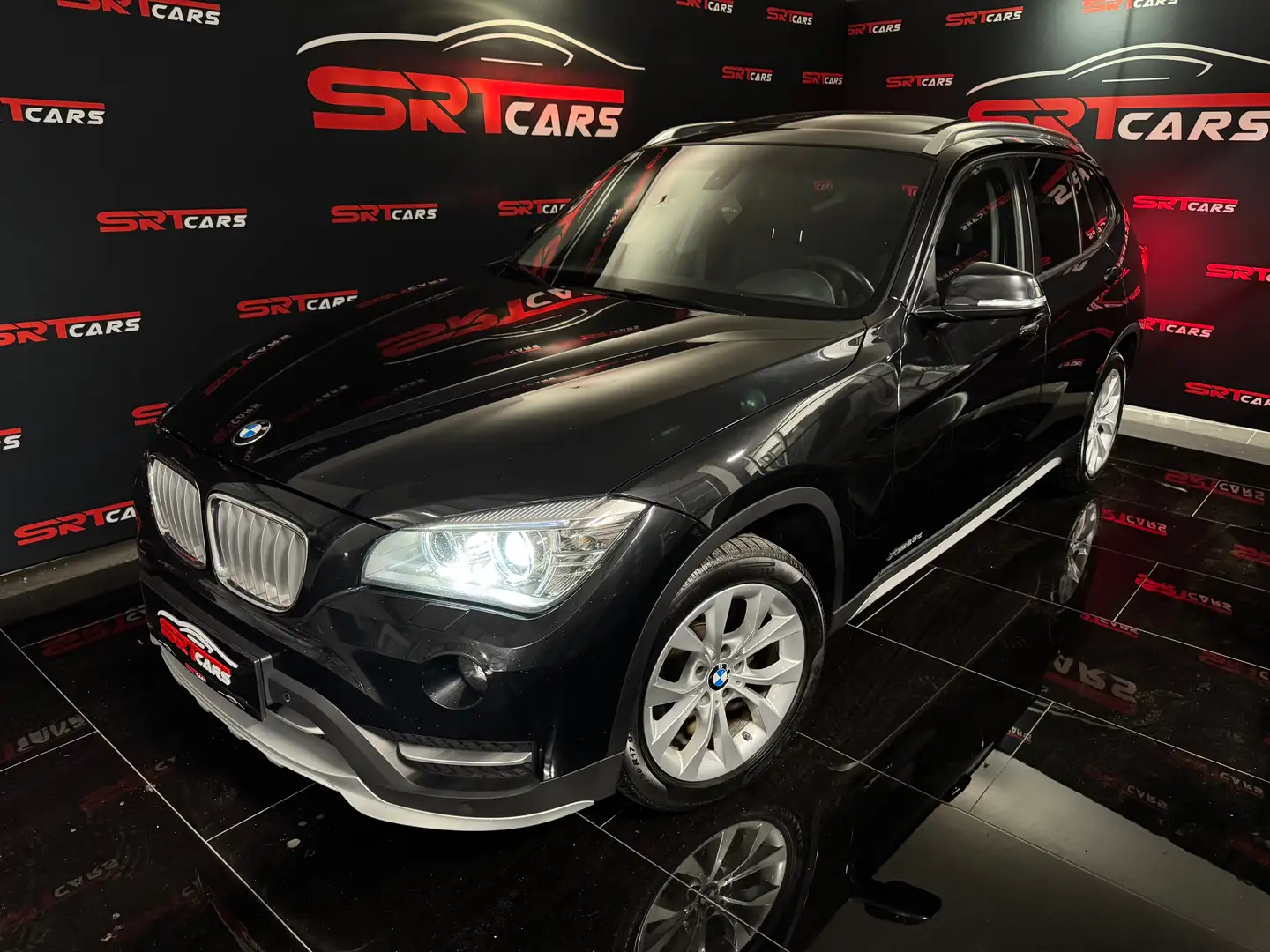 BMW X1 25d xDrive xLine*Bi-Xenon*Navi*Panoramaglas Zwart - 1