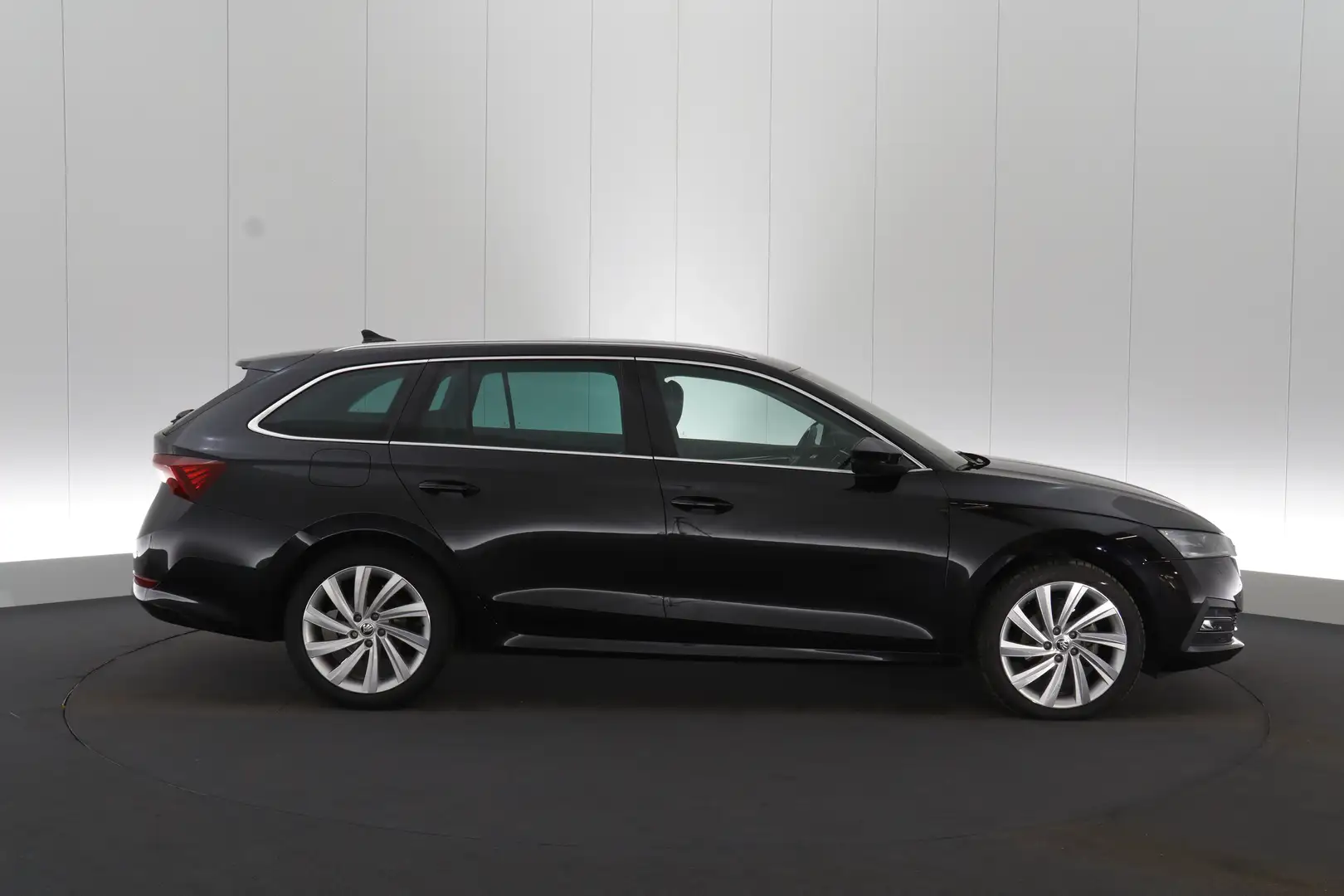 Skoda Octavia Combi 1.5 TSI Style Launch Ed. LEDER/STOF LED GPS Zwart - 2