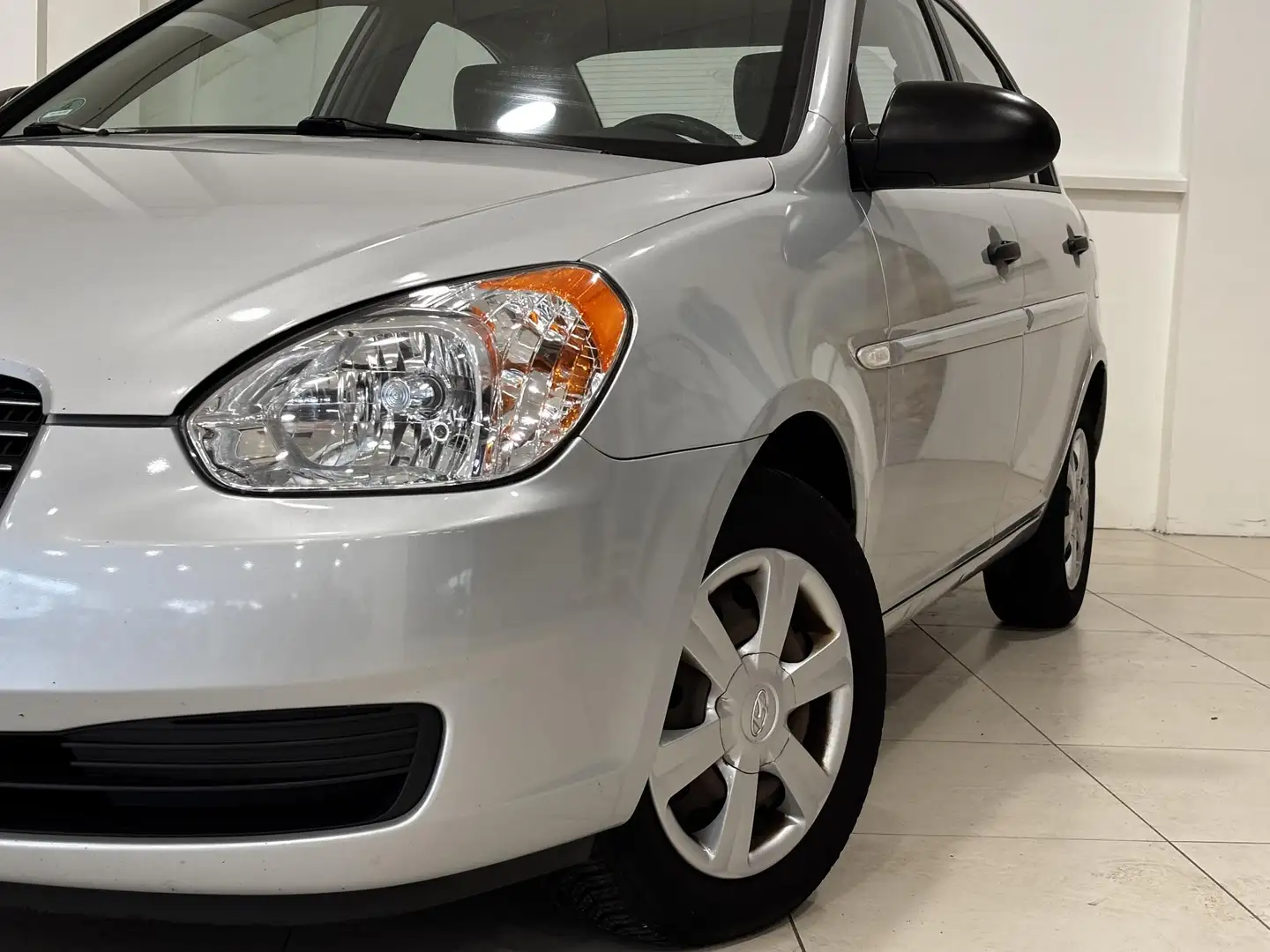 Hyundai ACCENT 1.4i Dynamic | Airco | Distributie riem vv | Nieuw Grau - 2