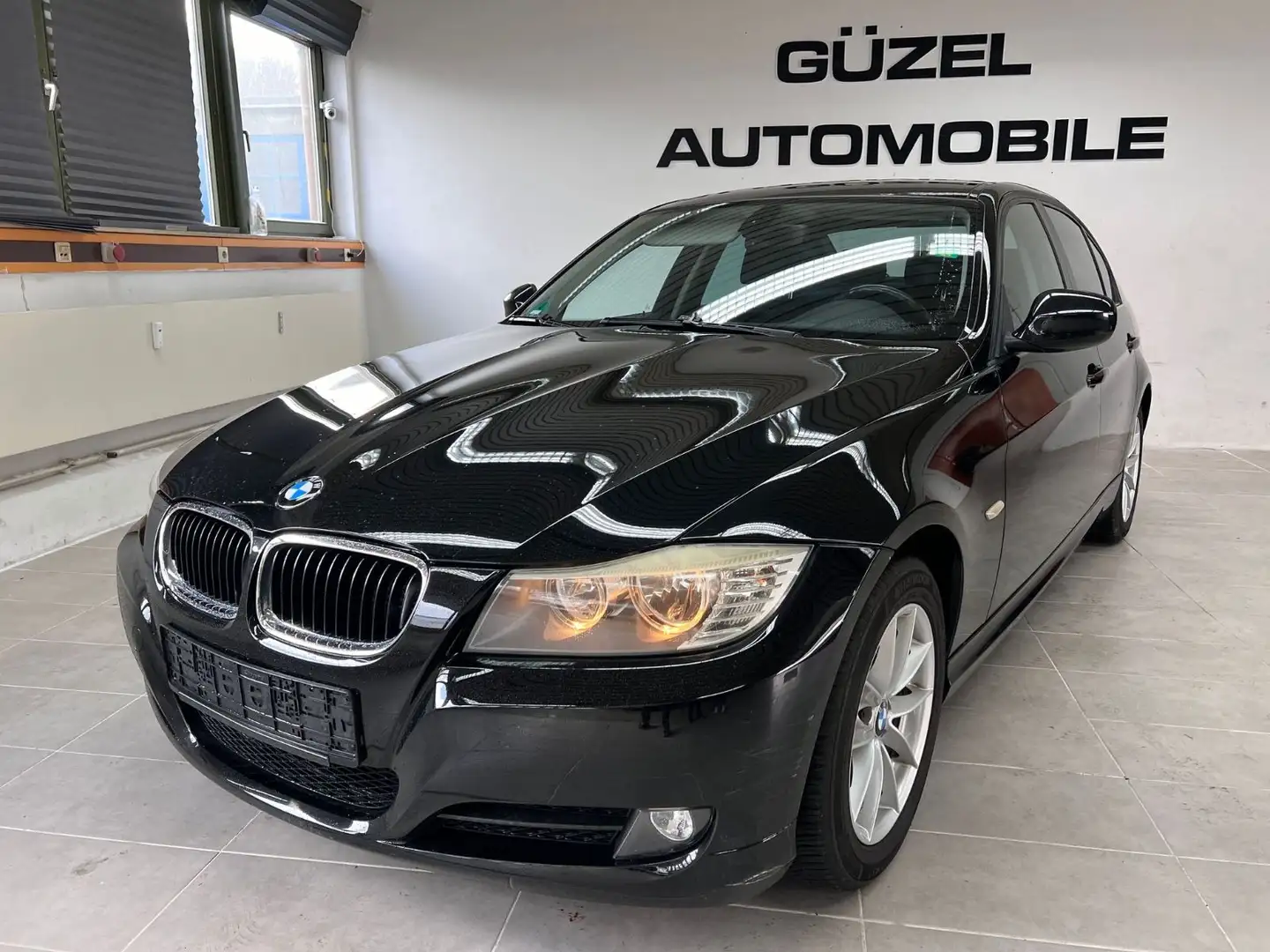 BMW 318 Baureihe 3 Lim. 318i*KLIMATRONIC*MFL*SPORT* Schwarz - 2