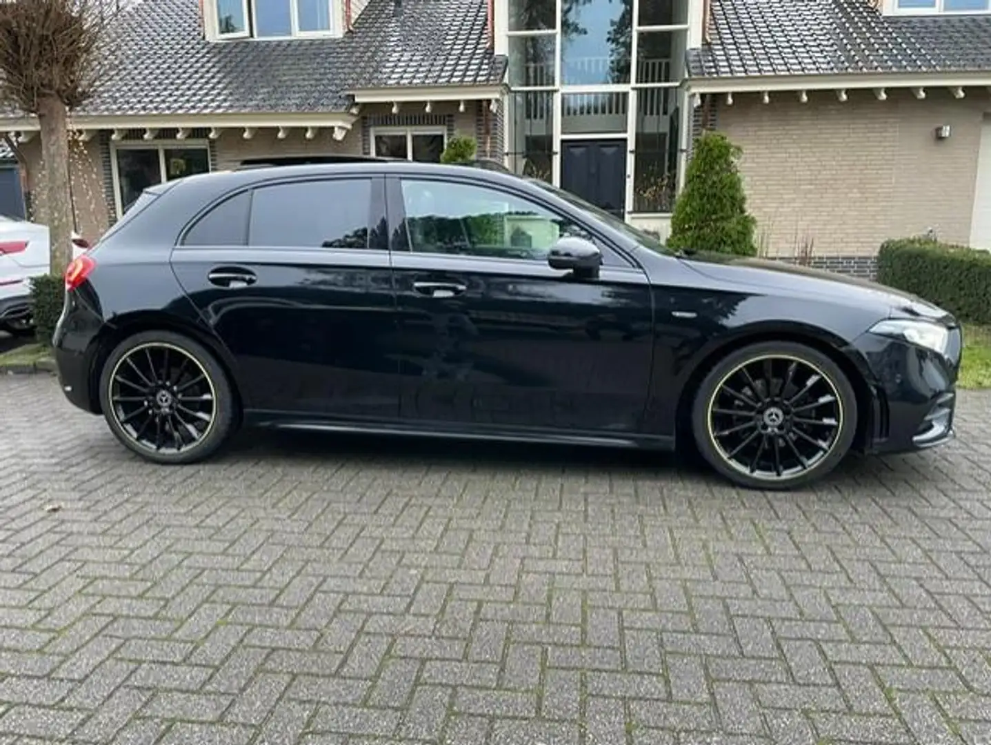 Mercedes-Benz A 180 d AMG LINE EDITION PANO NAVI NIGHT Zwart - 2