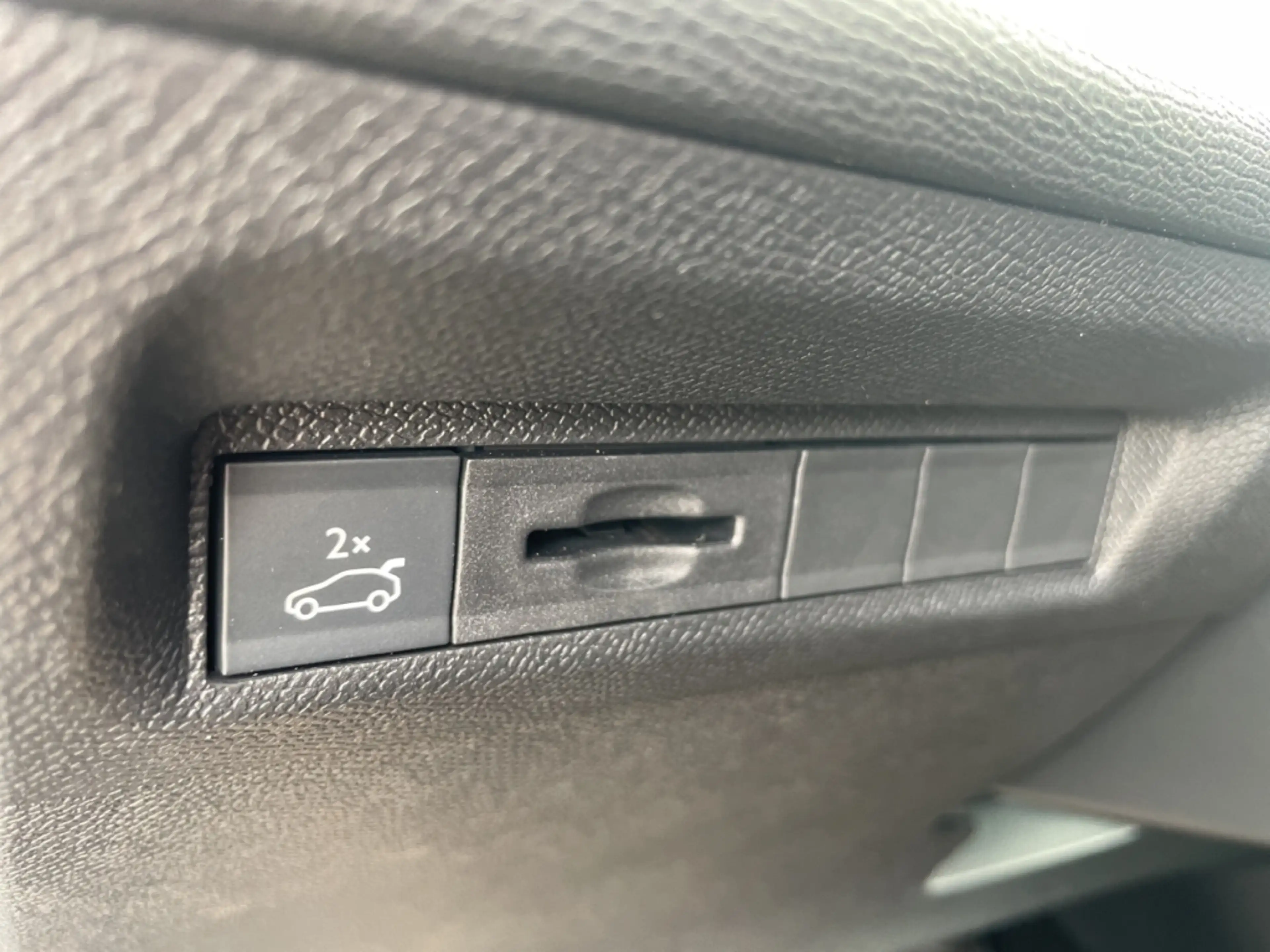 Peugeot 408 GT PT 130 EAT8 El. Panodach El. Sitz Focal Kamera — photo 20