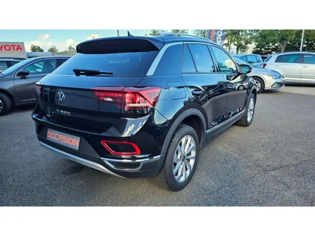 Volkswagen T-Roc view 3