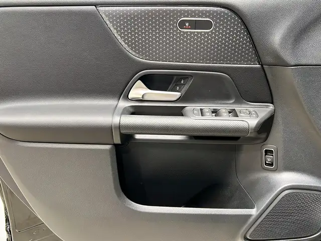 Mercedes-Benz GLB view 13