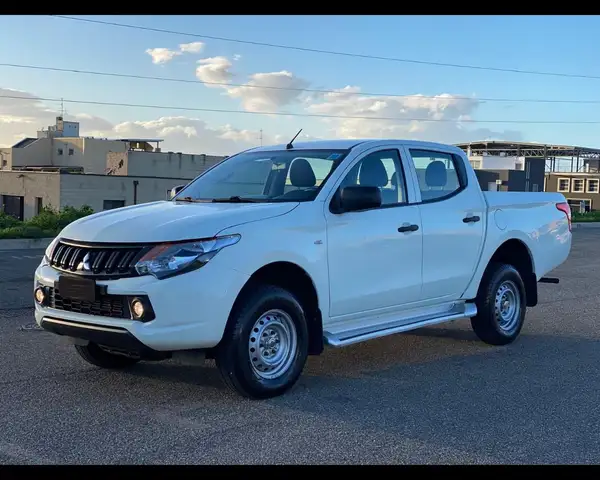 Mitsubishi L200 Cab V 2016 d.cab 2.4d Invite 4wd 154cv N1 E6