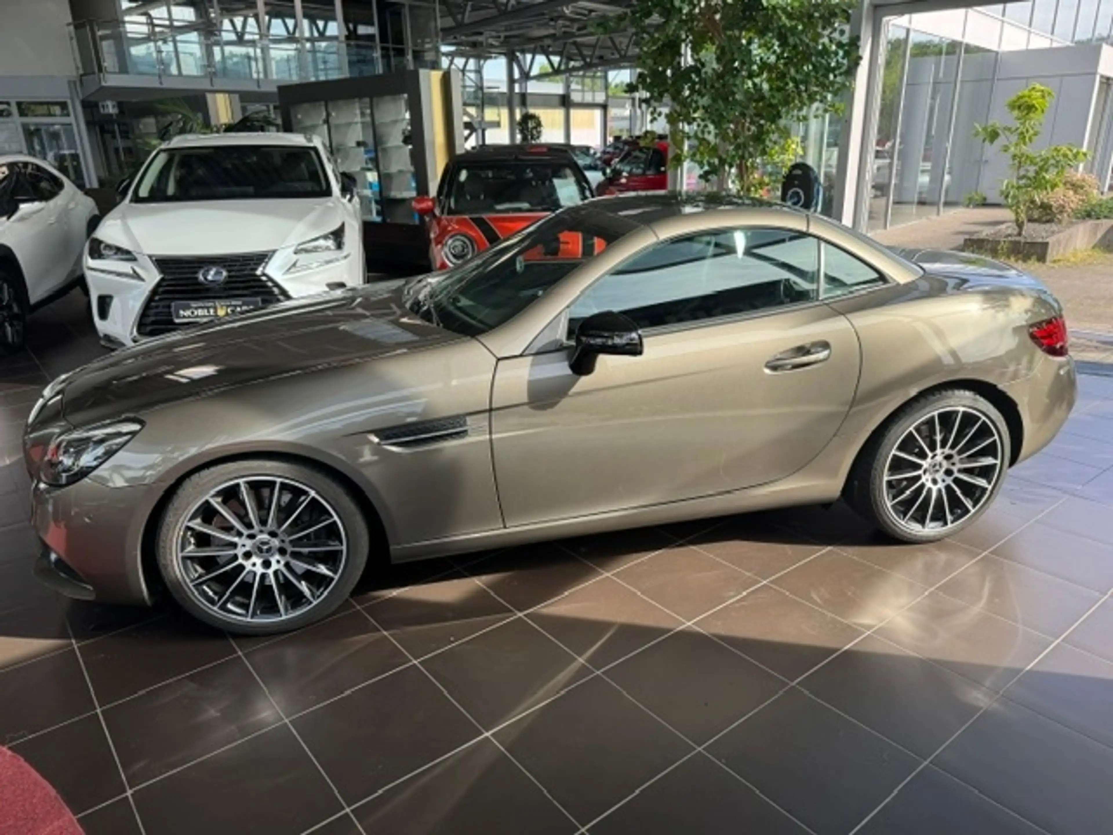 Mercedes-Benz SLC 300 AMG Line AIRSCARF KLIMA LED NAVI SHZ — photo 6
