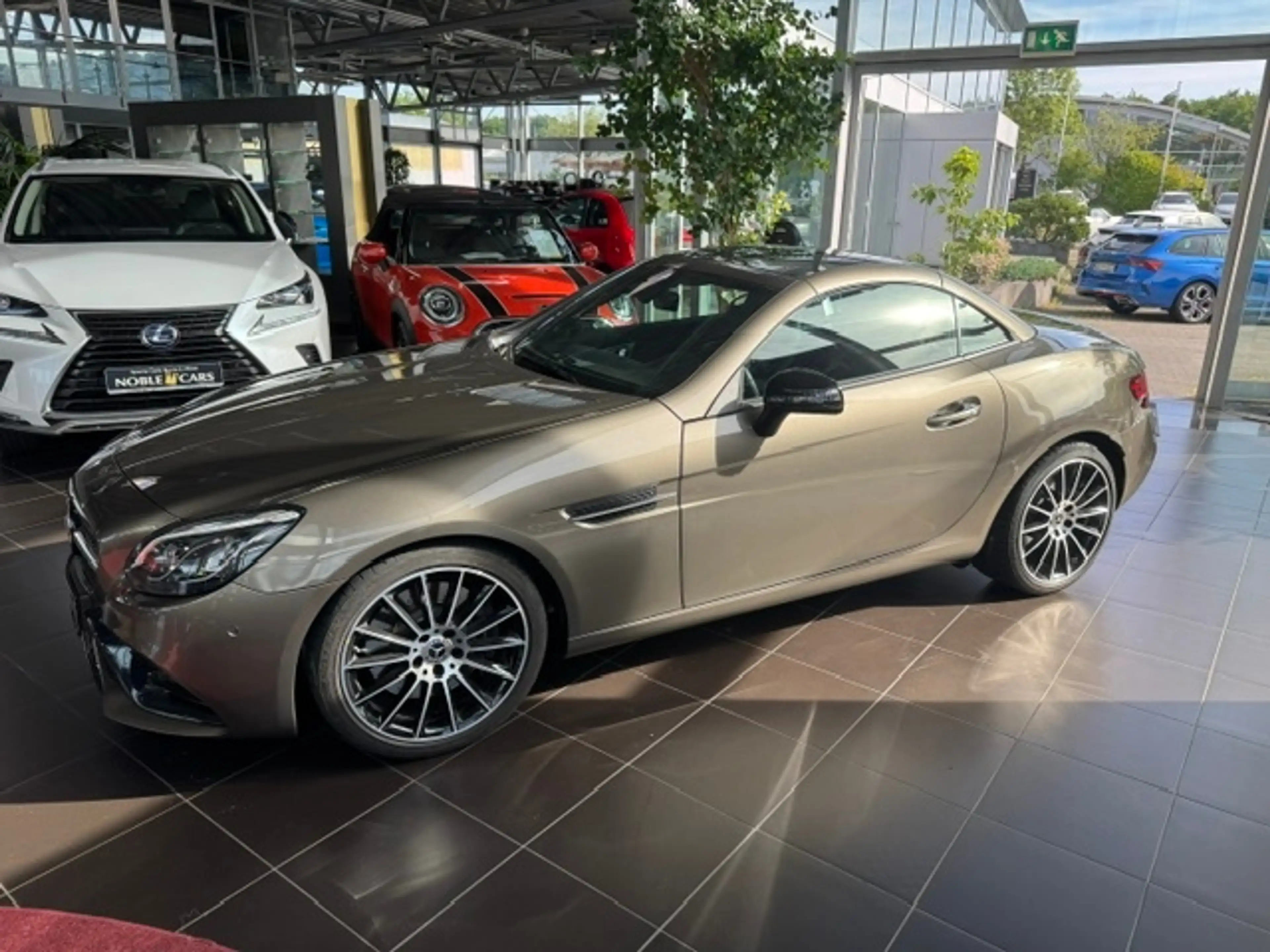 Mercedes-Benz SLC 300 AMG Line AIRSCARF KLIMA LED NAVI SHZ — photo 3