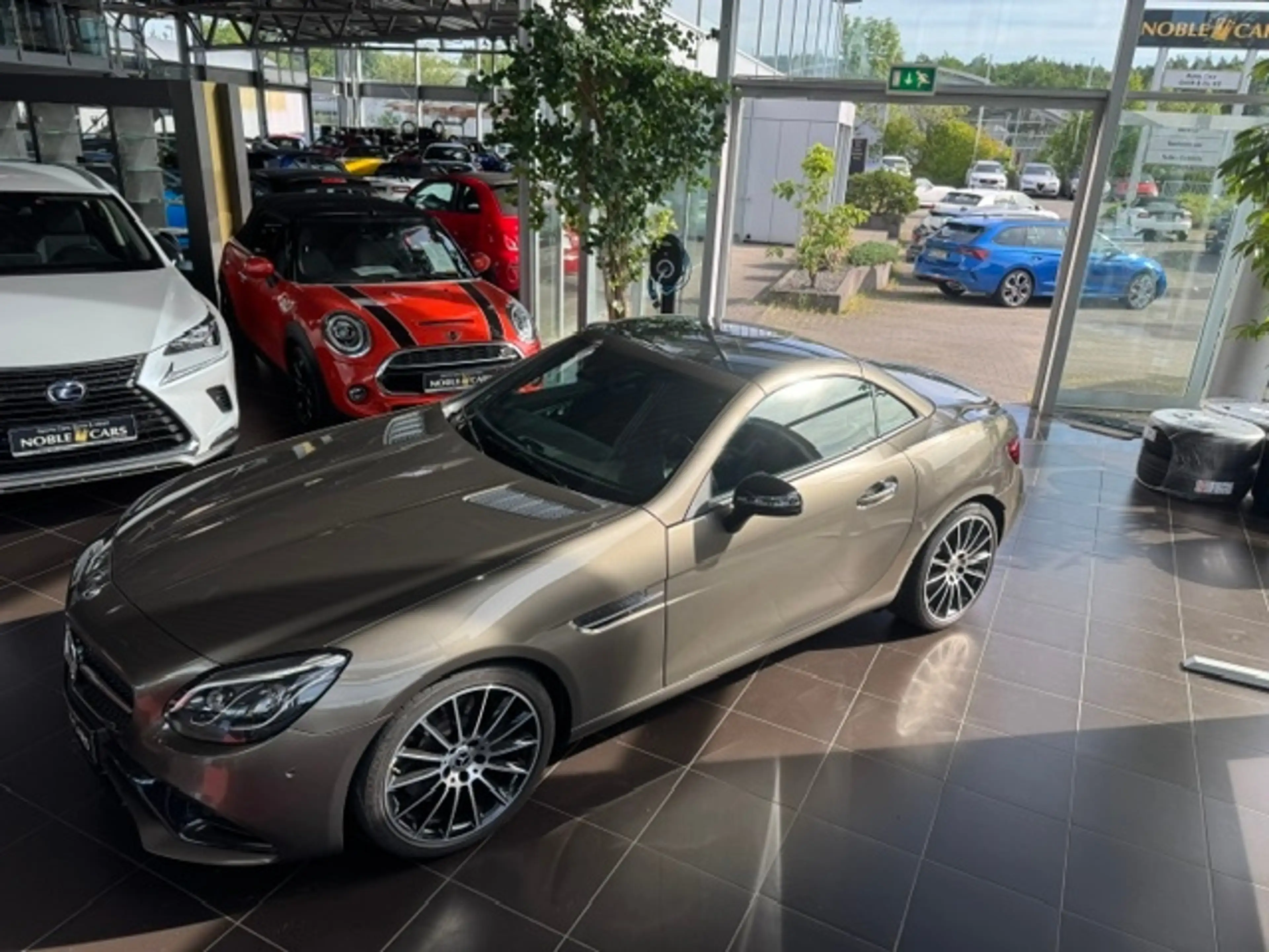 Mercedes-Benz SLC 300 AMG Line AIRSCARF KLIMA LED NAVI SHZ — photo 4