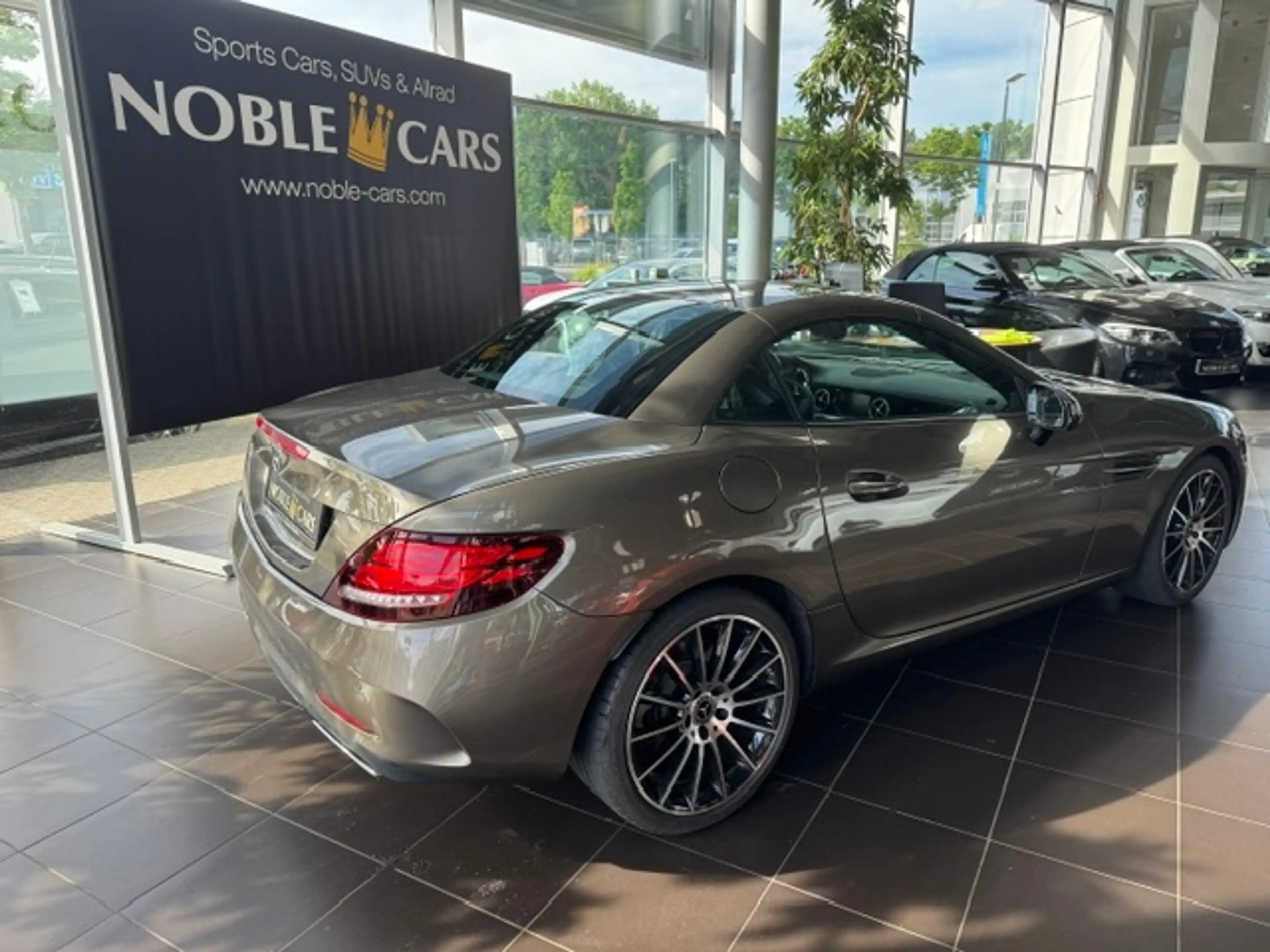 Mercedes-Benz SLC 300 AMG Line AIRSCARF KLIMA LED NAVI SHZ — photo 10