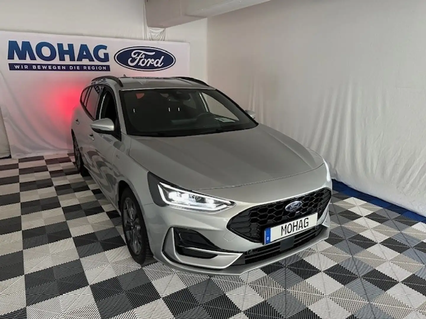Ford Focus Turnier 1.0 EcoBoost ST-Line Automatik Zilver - 1
