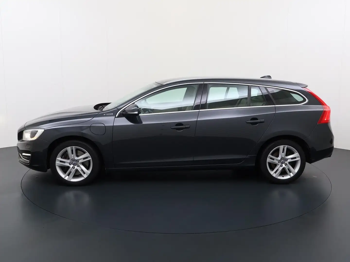 Volvo V60 2.4 D6 AWD Plug-In Hybrid Summum Серый - 2