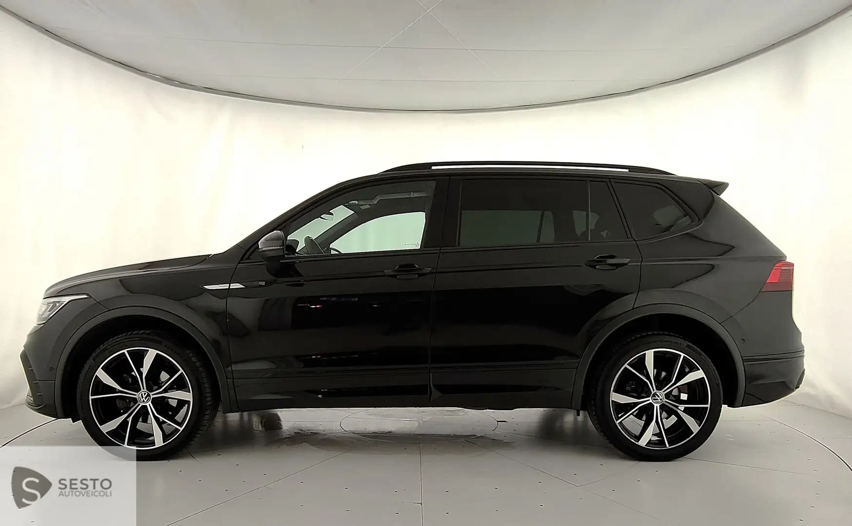 Volkswagen Tiguan II 2021 Allspace Allspace 2.0 tdi R-Line 150cv 7p Schwarz - 2