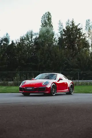 Porsche 911 view 4