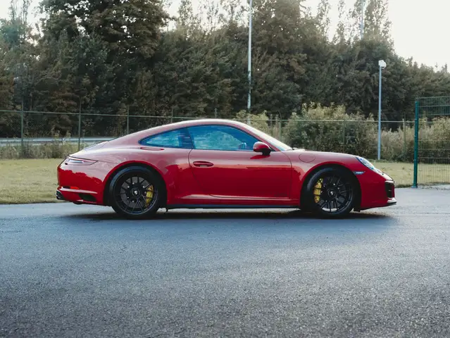 Porsche 911 view 6