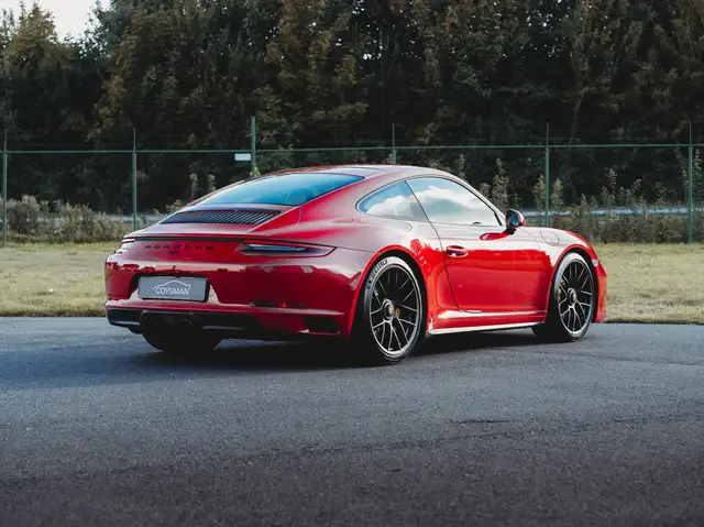 Porsche 911 view 8