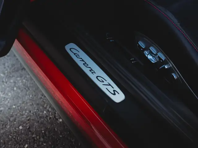 Porsche 911 view 13