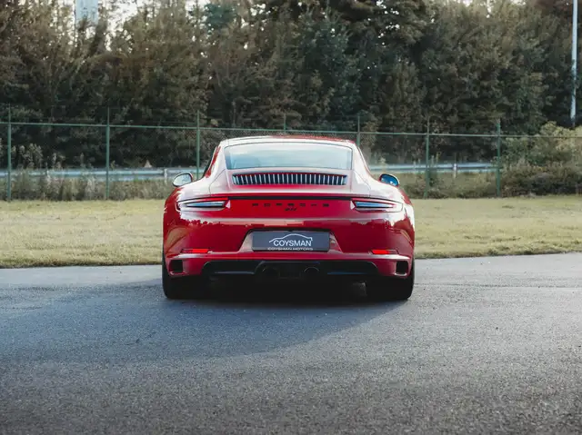 Porsche 911 view 7