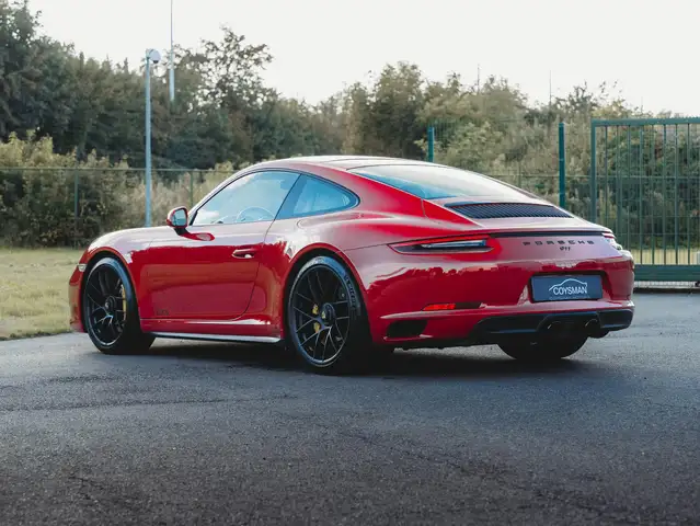Porsche 911 view 9