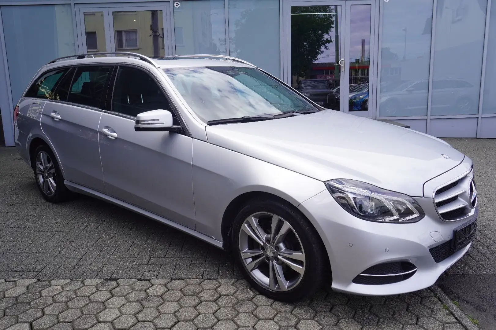 Mercedes-Benz E 350 T-Modell  BlueTec Plateado - 1