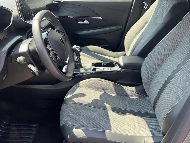 Peugeot 208 view 11