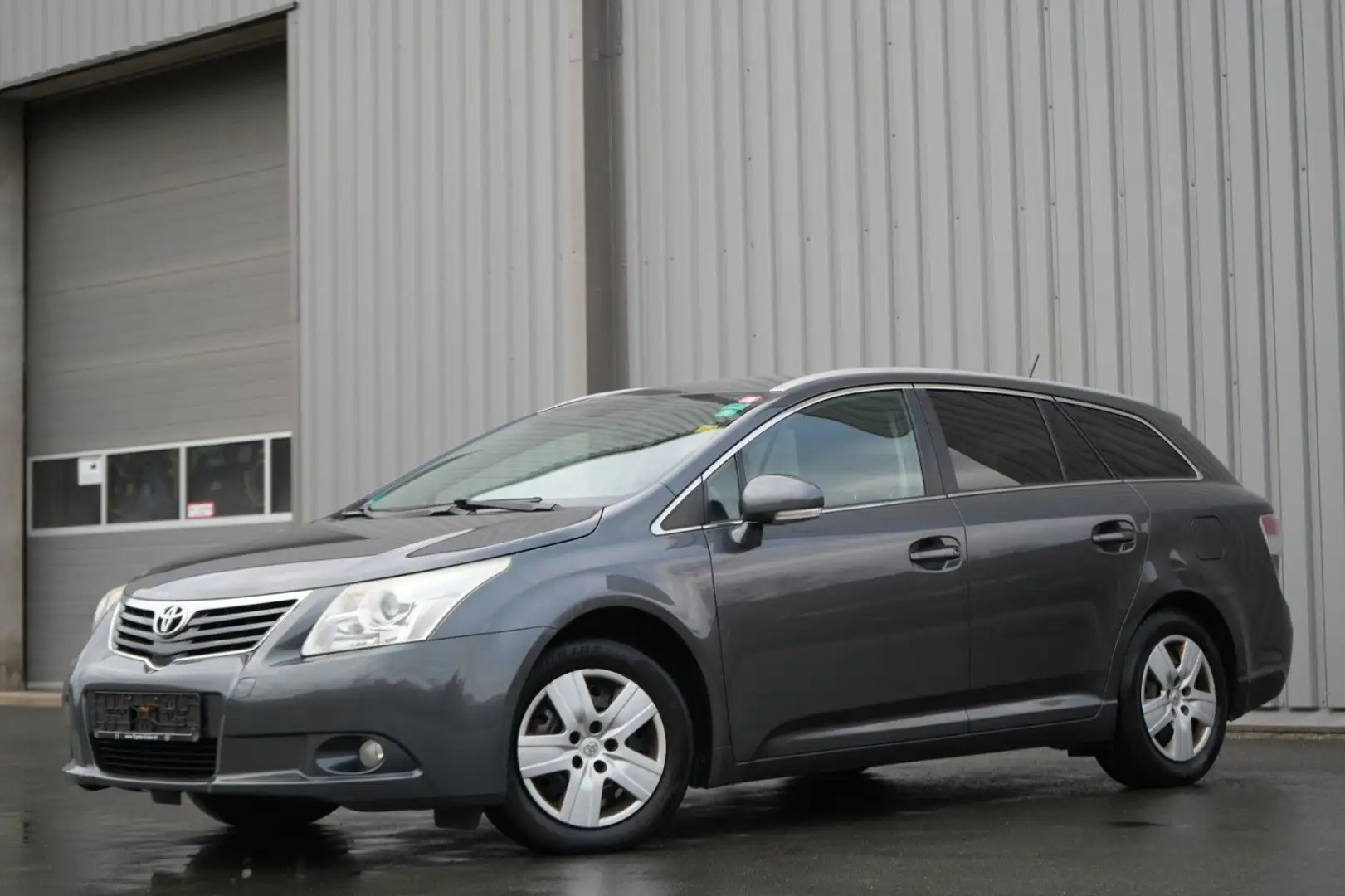 Toyota Avensis 2.0 D-4D Executive SHZ/Klima/8 Fach Grau - 1