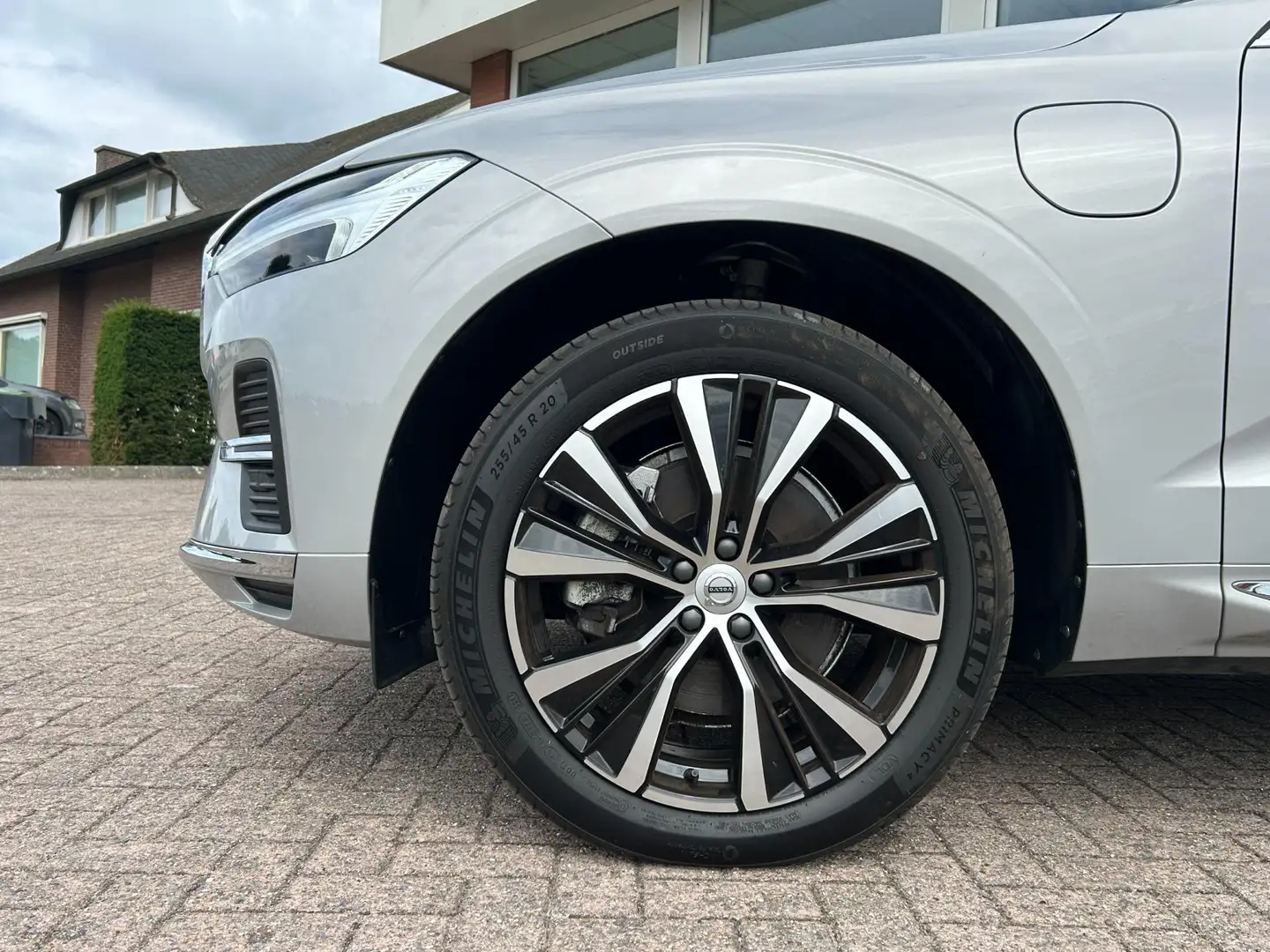 Volvo XC60 2.0 T6 Plug-in Hybrid Recharge AWD Core Bright - L Grijs - 2