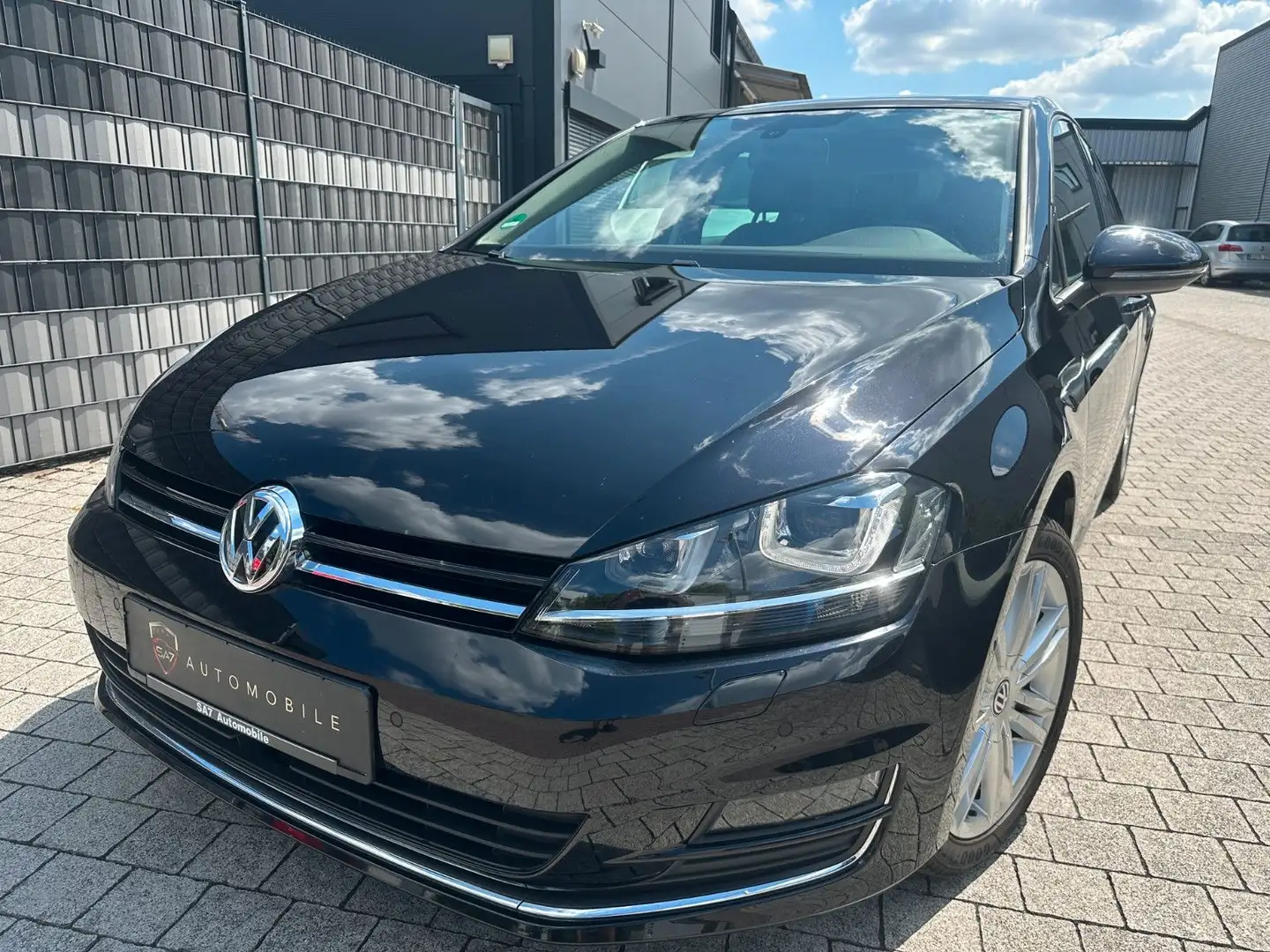 Volkswagen Golf VII Lim. Highline BMT*Massage*Navi*Xenon Noir - 1