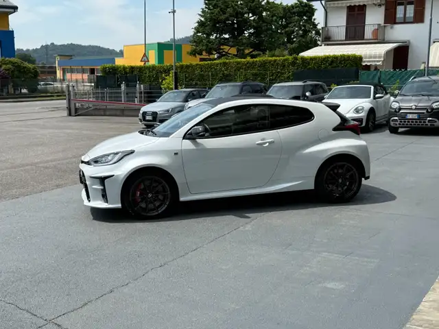 Toyota Yaris view 4