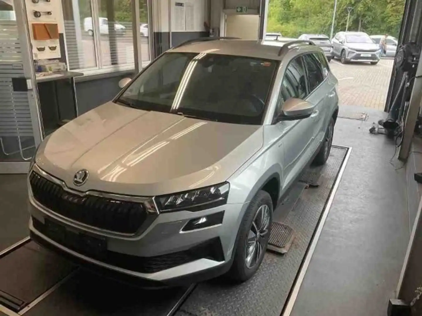 Skoda Karoq 1.5 TSI DSG TOUR LED+NAVI+APP+ACC+SHZ+RFK Silber - 2