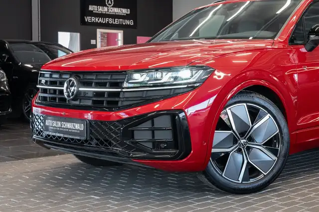 Volkswagen Touareg view 3