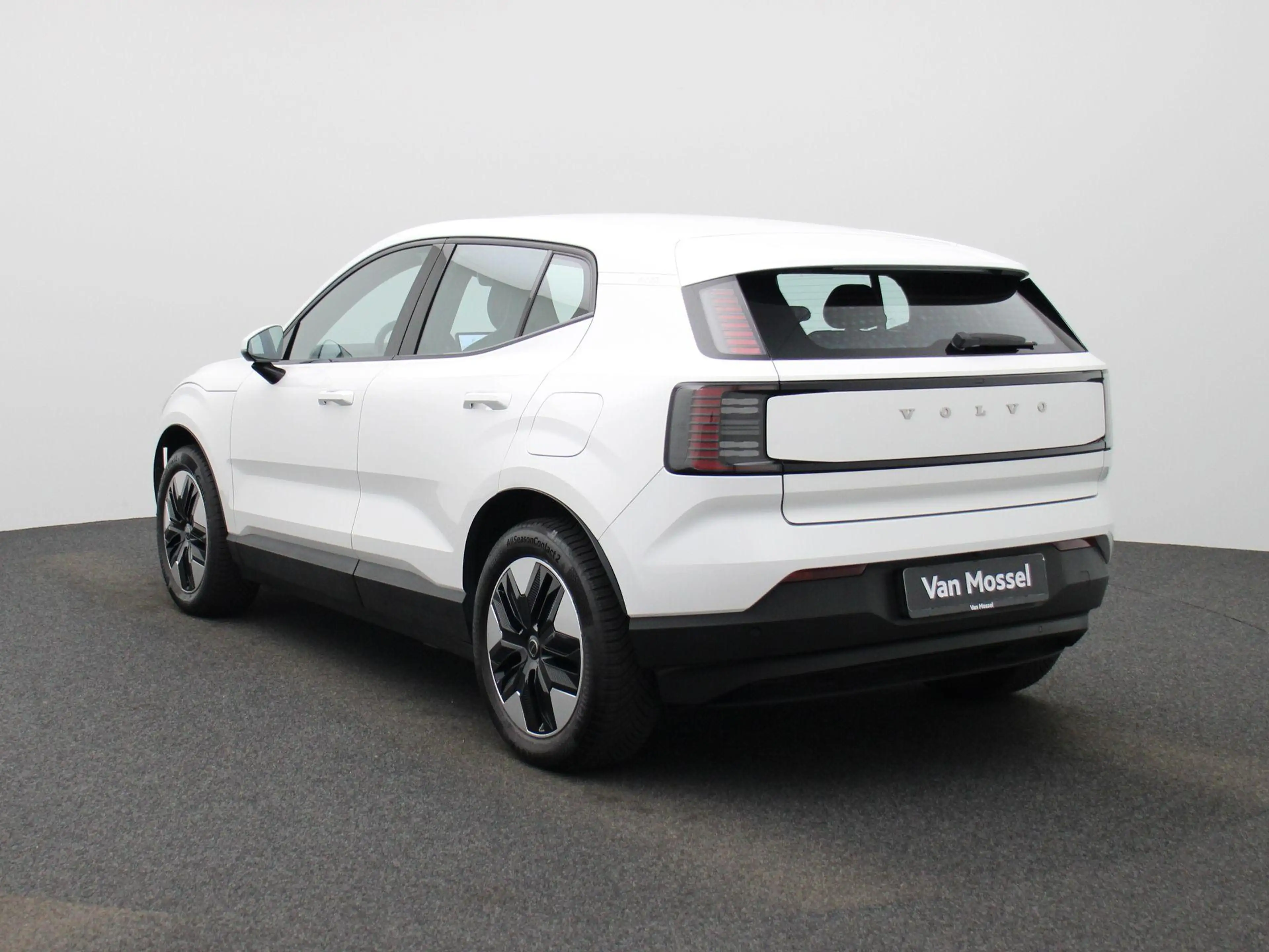 Volvo EX30 P5 Long Range Core | Apple Carplay / Android Auto — photo 2