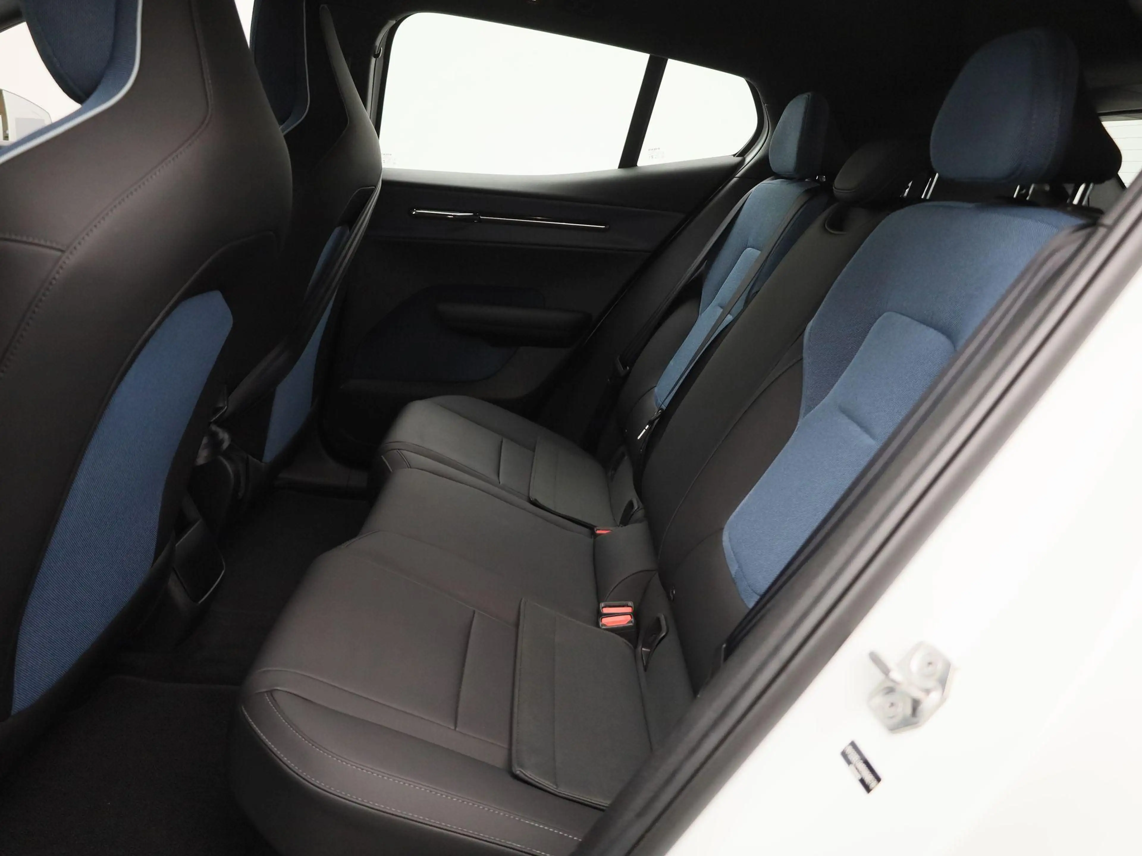 Volvo EX30 P5 Long Range Core | Apple Carplay / Android Auto — photo 12
