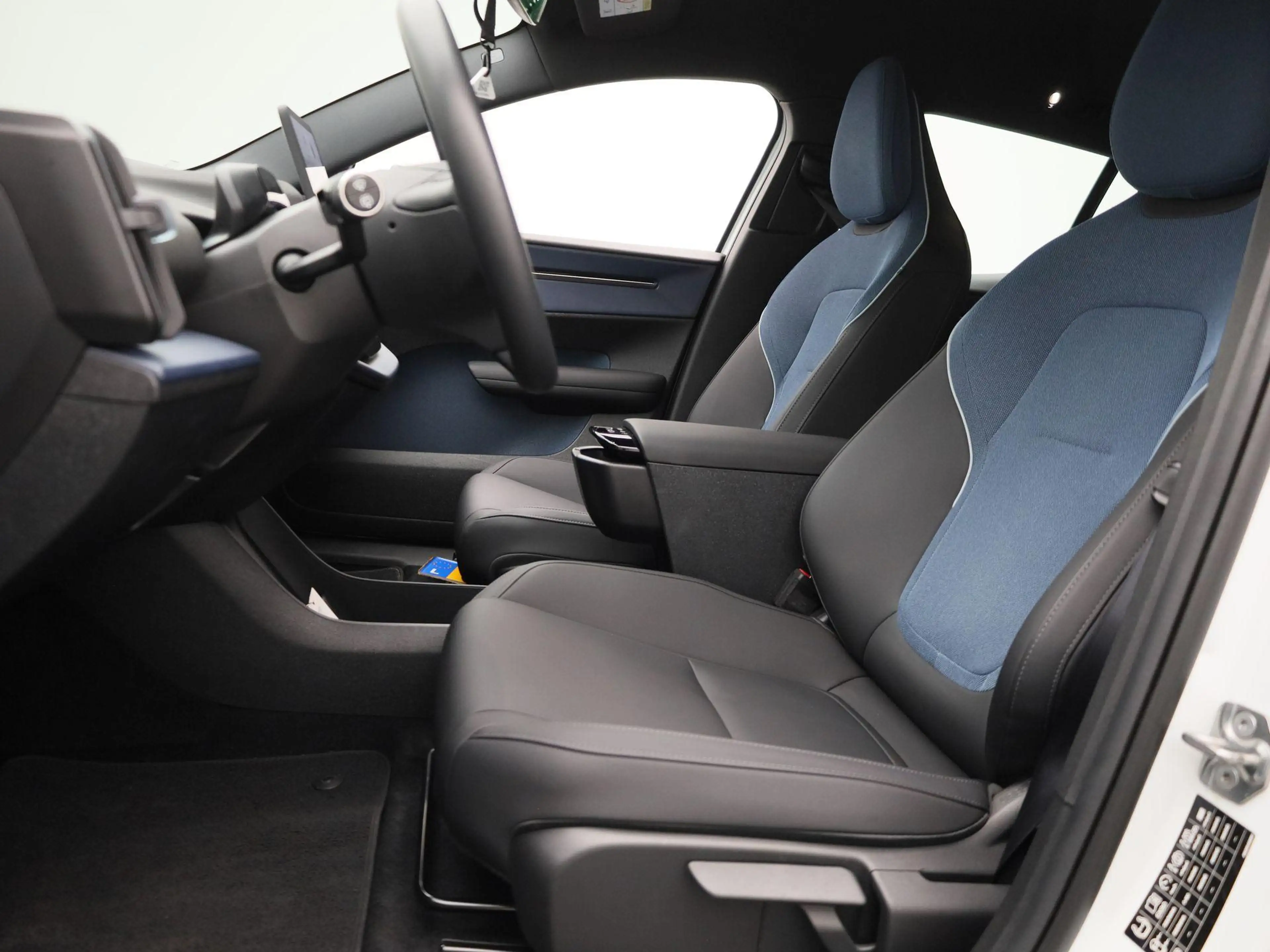 Volvo EX30 P5 Long Range Core | Apple Carplay / Android Auto — photo 11