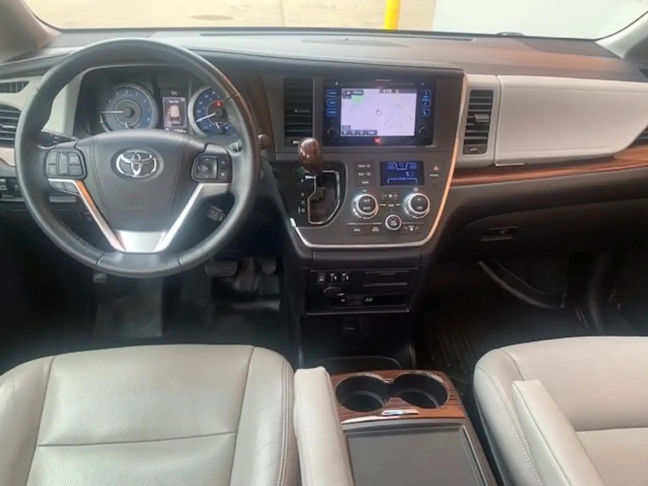 Toyota Sienna снимка Toyota Sienna