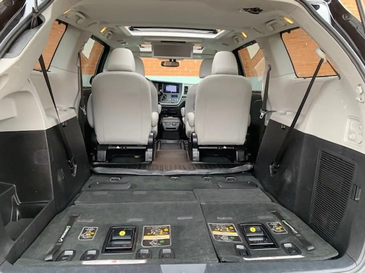 Toyota Sienna снимка Toyota Sienna