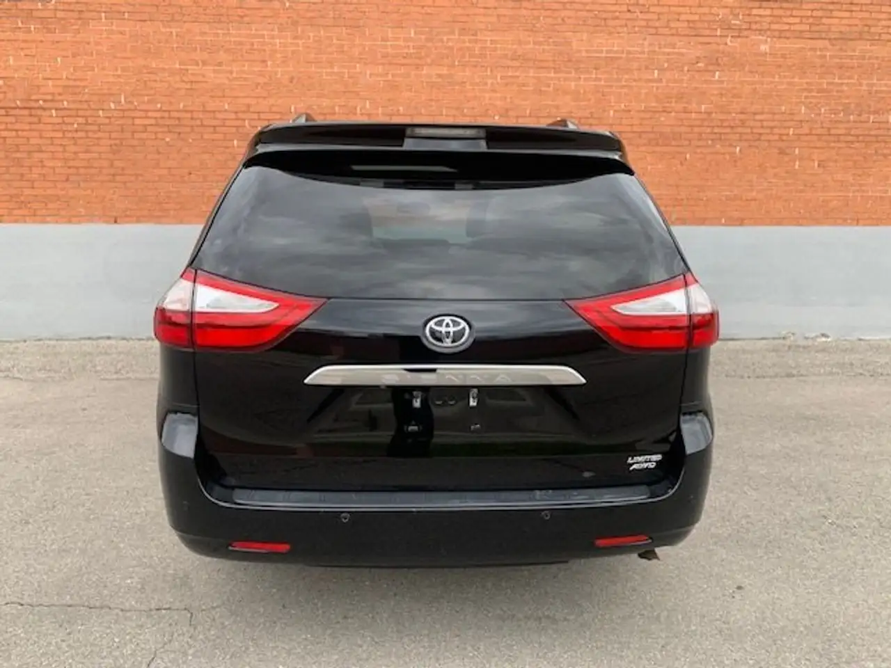 Toyota Sienna снимка Toyota Sienna