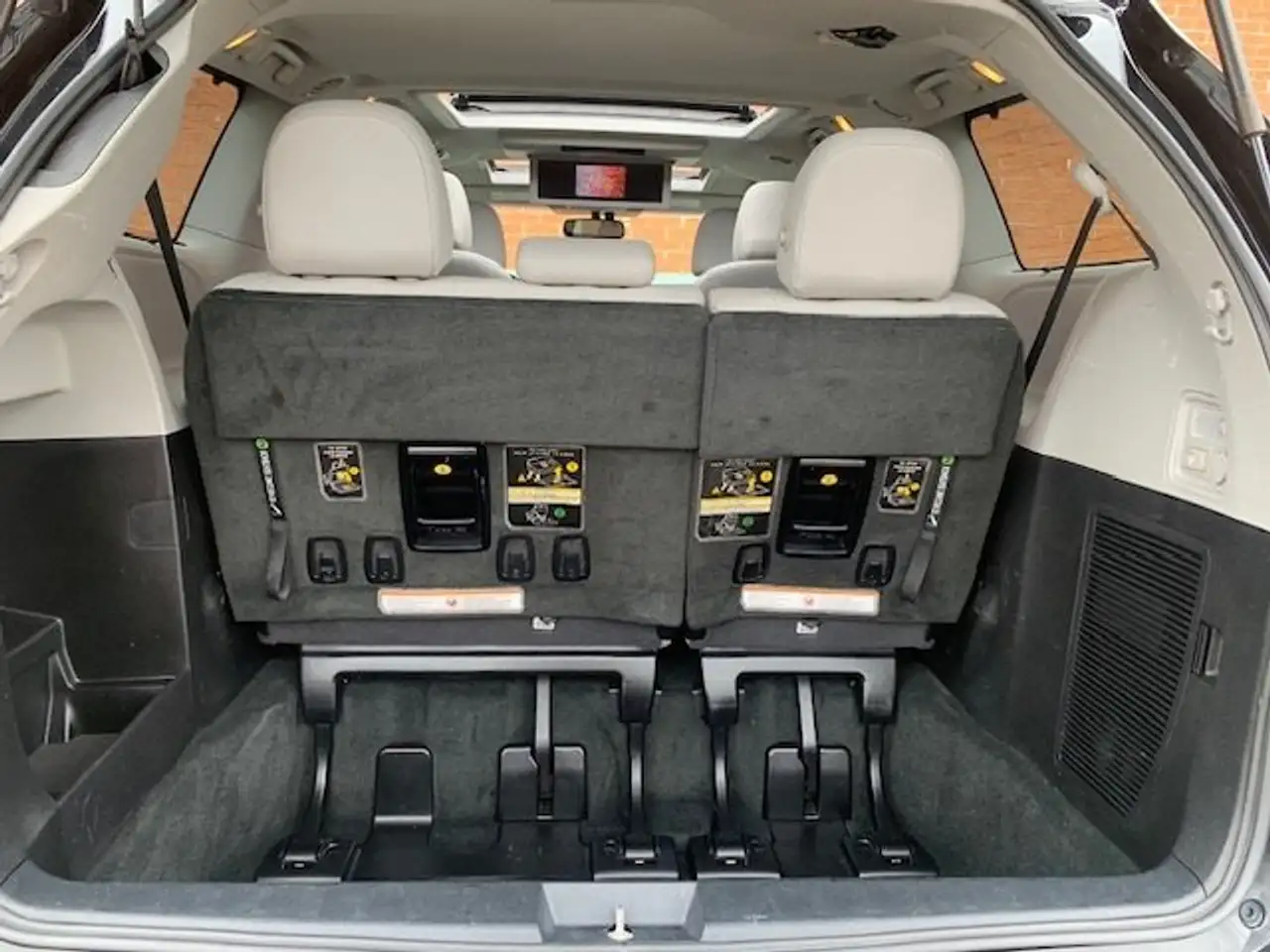 Toyota Sienna снимка Toyota Sienna