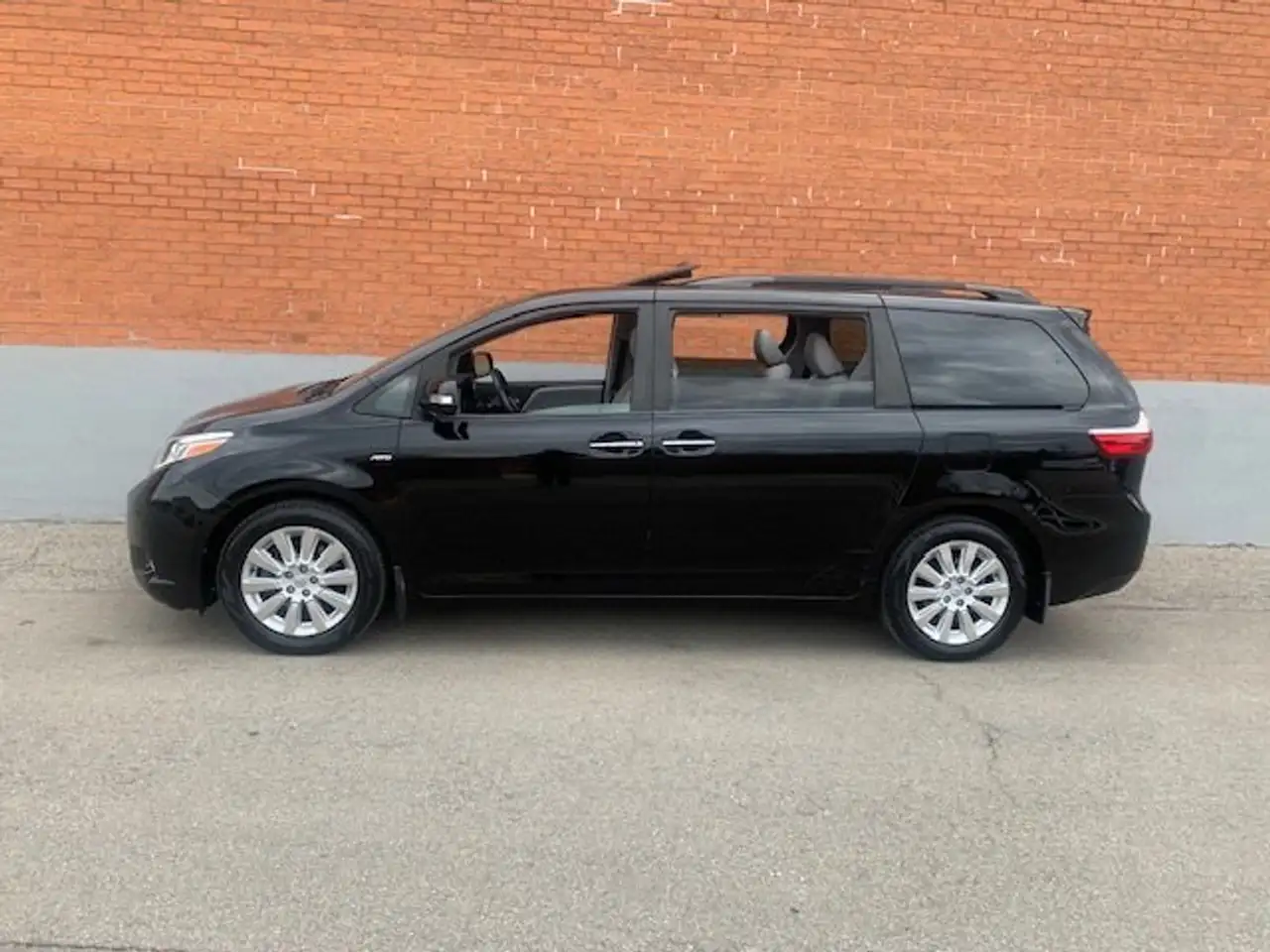 Toyota Sienna снимка Toyota Sienna