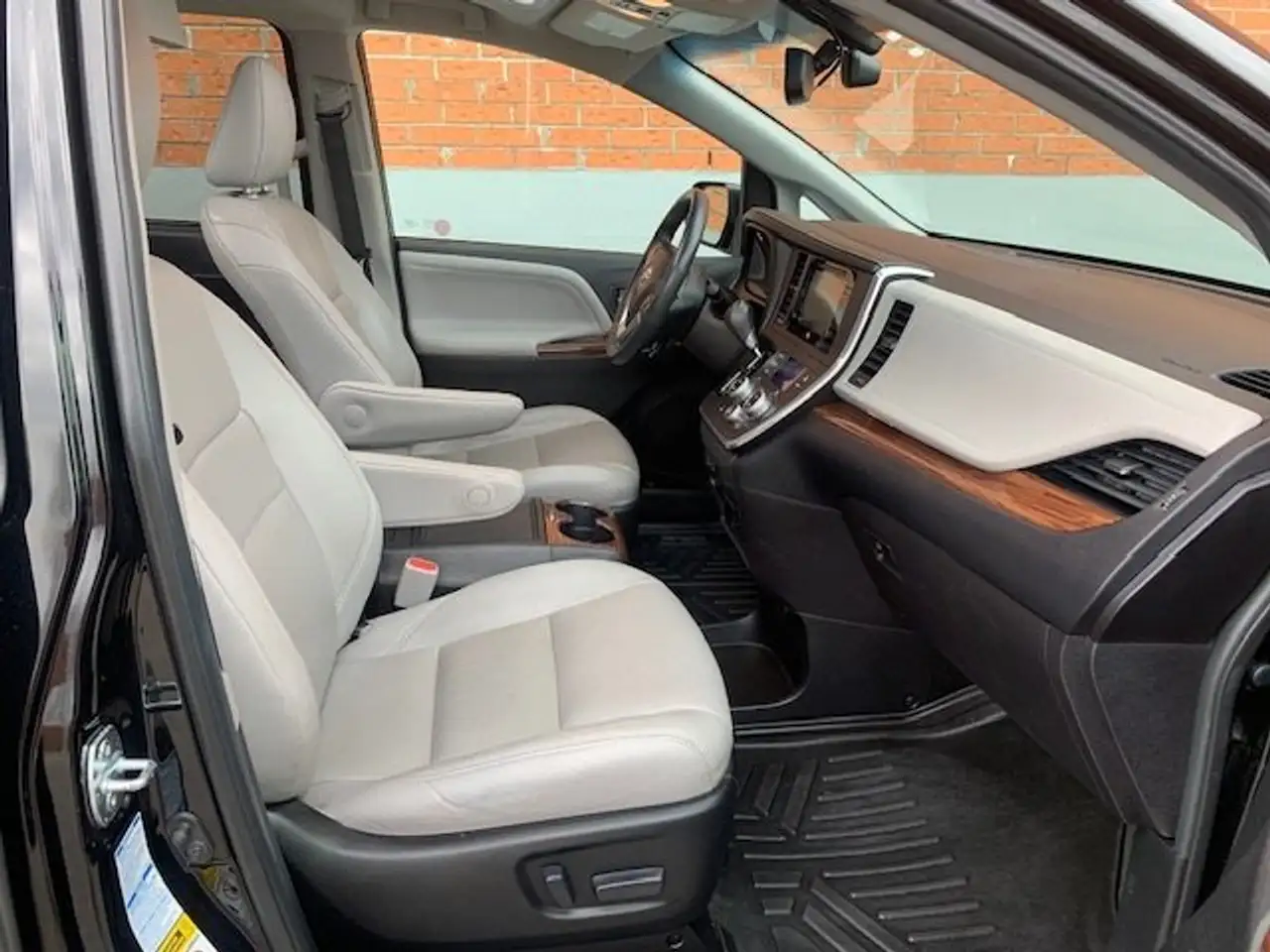 Toyota Sienna снимка Toyota Sienna