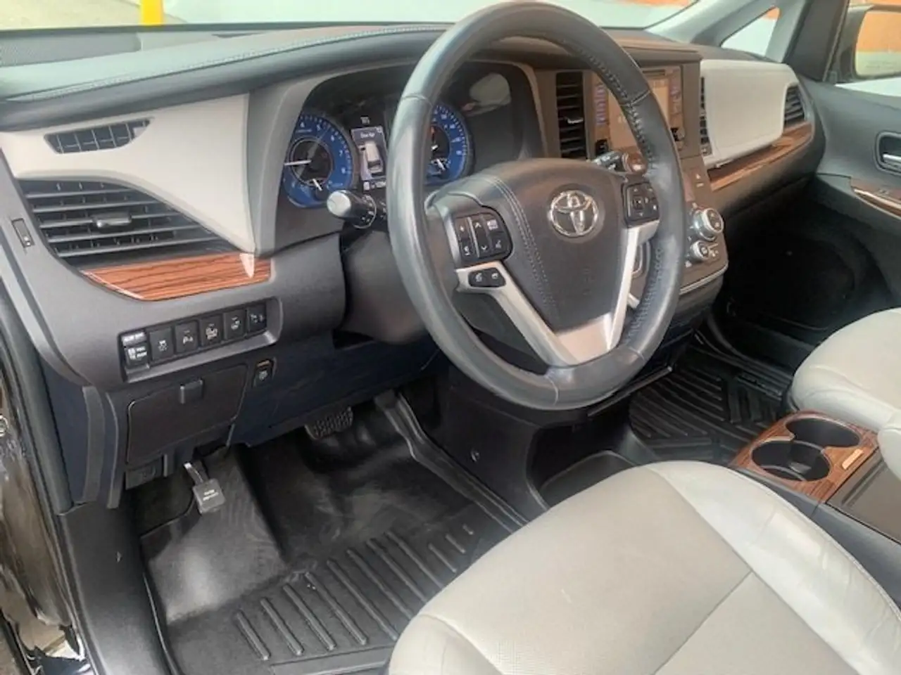 Toyota Sienna снимка Toyota Sienna