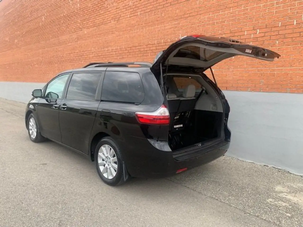 Toyota Sienna снимка Toyota Sienna