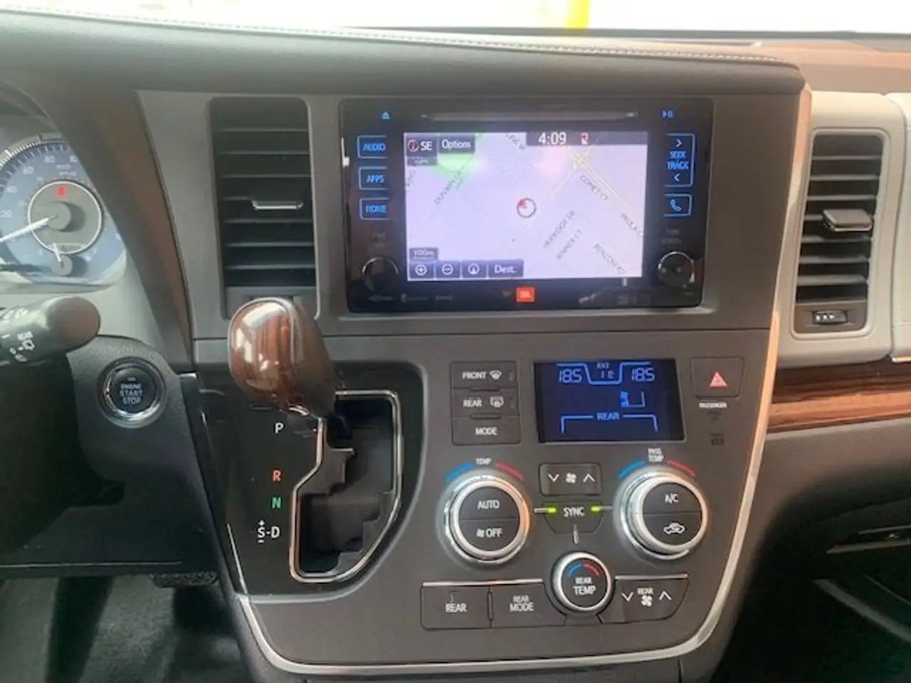 Toyota Sienna снимка Toyota Sienna