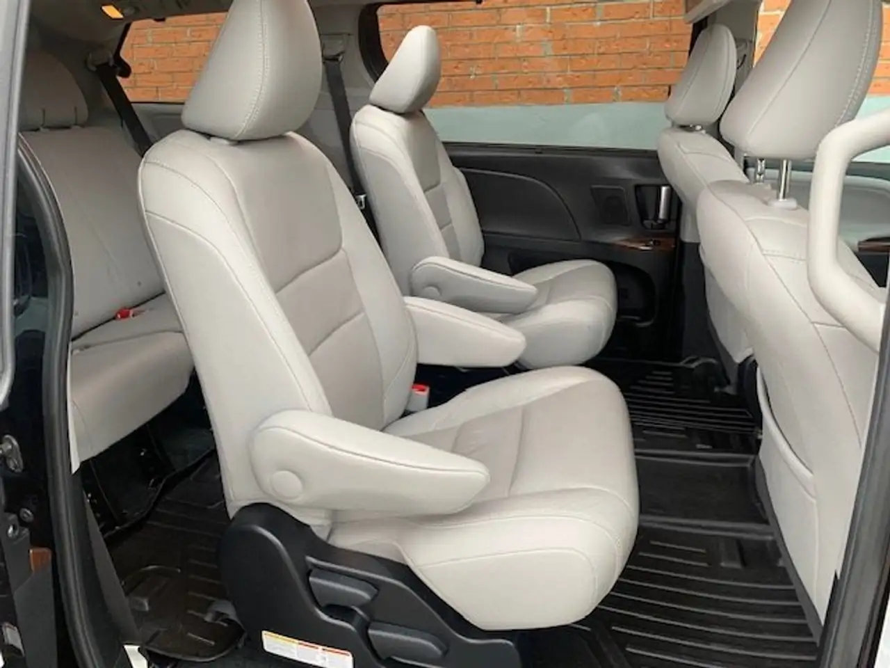 Toyota Sienna снимка Toyota Sienna