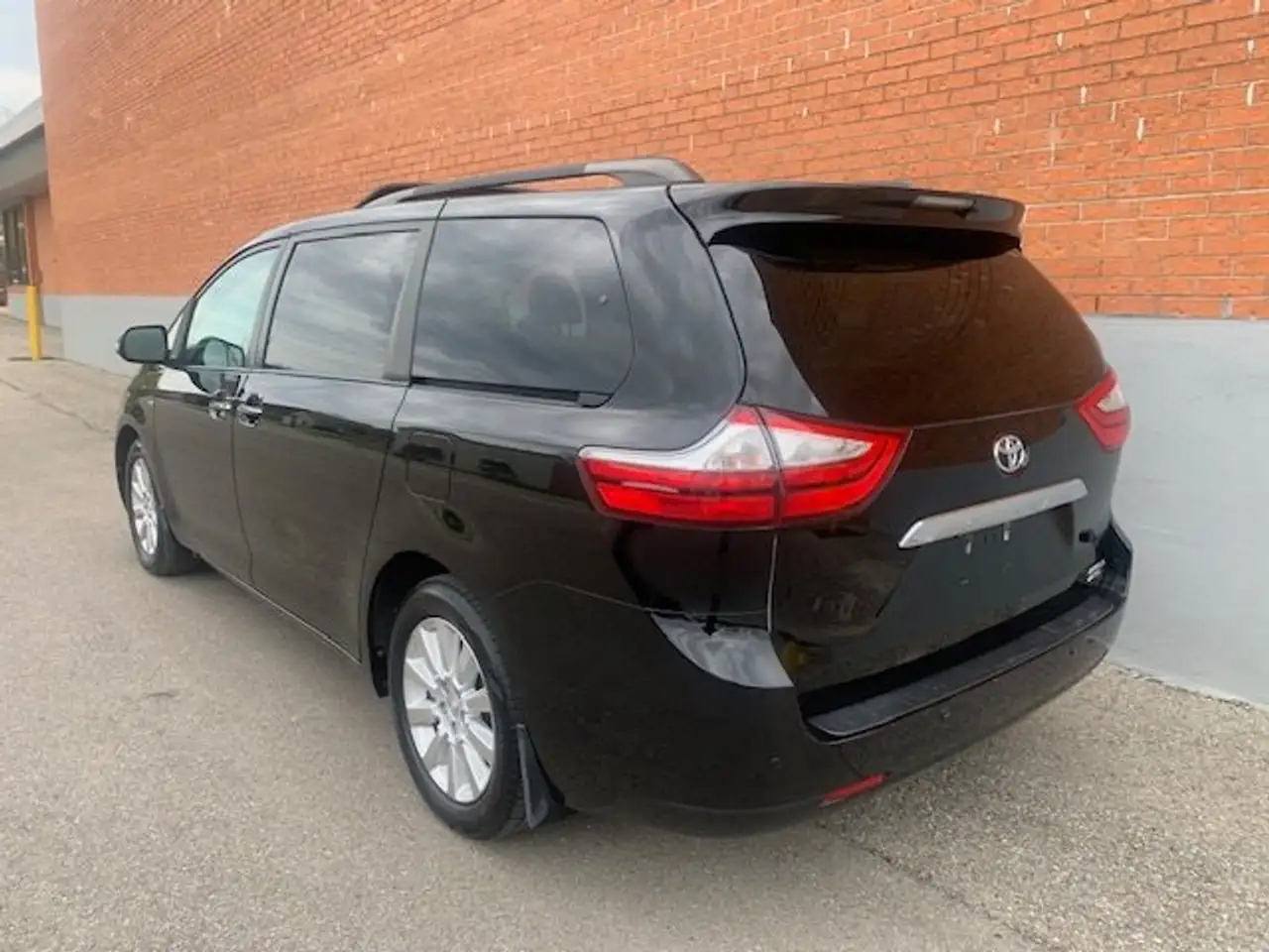 Toyota Sienna снимка Toyota Sienna