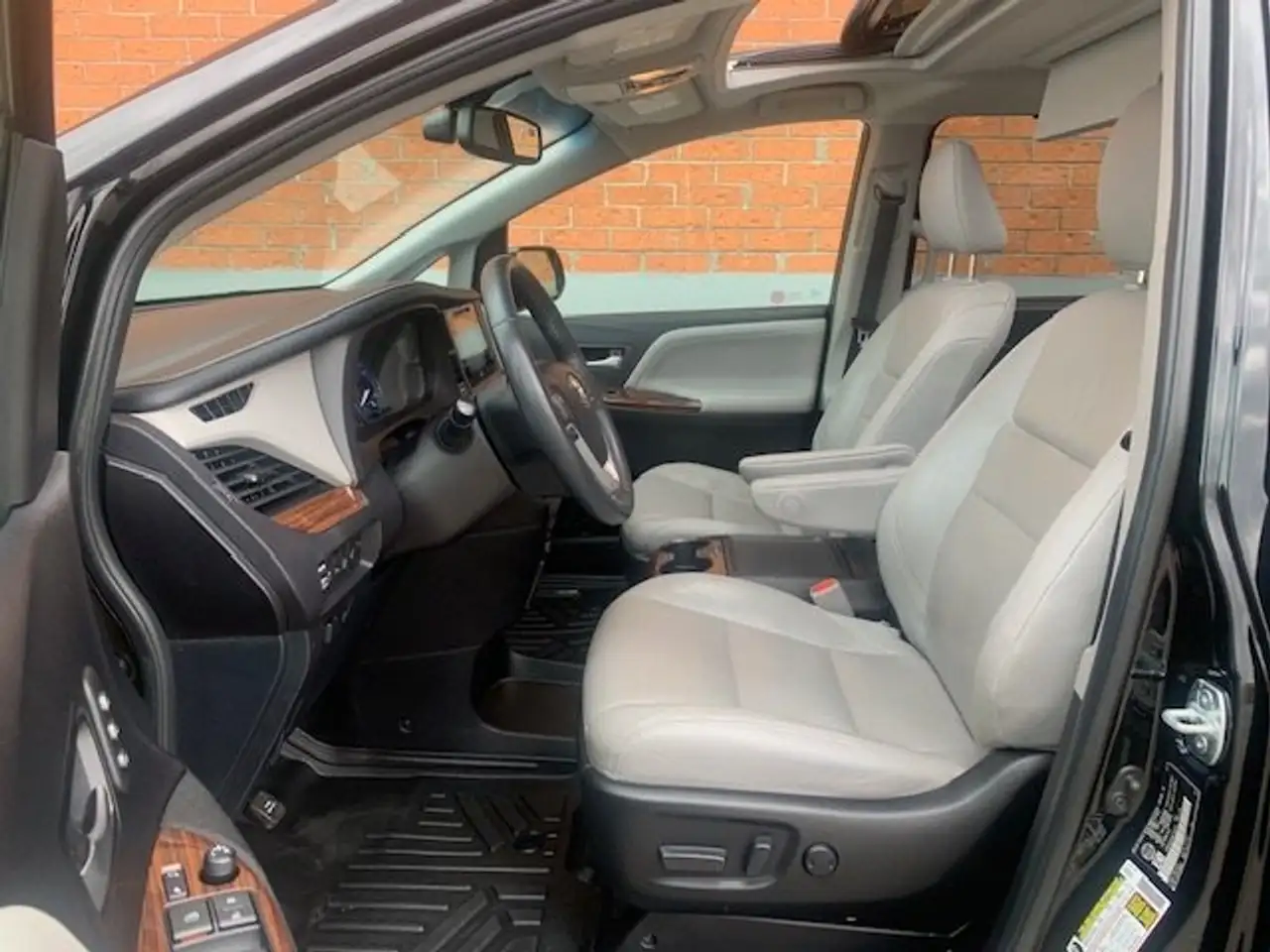 Toyota Sienna снимка Toyota Sienna