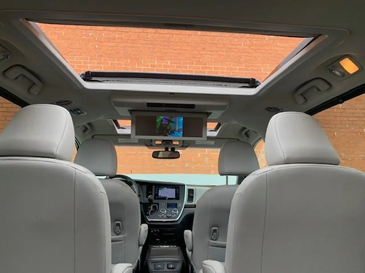 Toyota Sienna снимка Toyota Sienna
